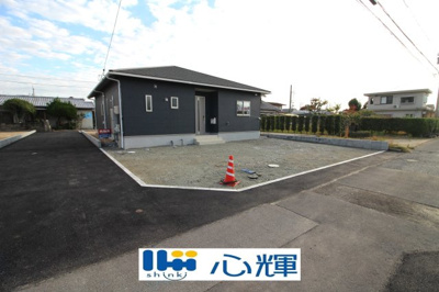 【前面道路含む現地写真】 | クレイドルガーデン防府市勝間 第３ (４号棟） | 現地(2024年12月2日)撮影
明るい日差しが差し込む現地。車もゆったり駐めることが出来ます。ぜひ現地をご覧下さい。