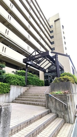 サンロイヤル箕面コスモ 二号館の外観