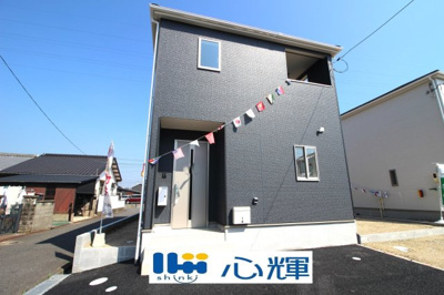 【外観】 | クレイドルガーデン山陽小野田市港町 第１（１号棟） | 明るい日差しが差し込む現地。車もゆったり駐めることができます。ぜひ現地をご覧ください。
