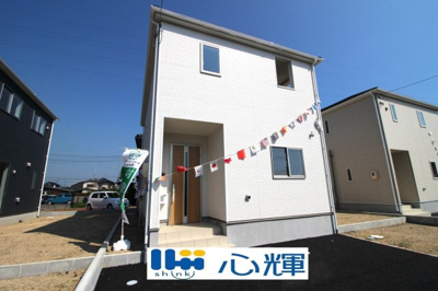 【外観】 | クレイドルガーデン山陽小野田市港町 第１（２号棟） | 明るい日差しが差し込む現地。車もゆったり駐めることができます。ぜひ現地をご覧ください。
