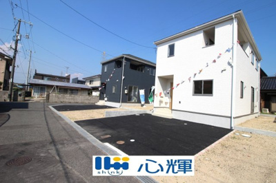 【前面道路含む現地写真】 | クレイドルガーデン山陽小野田市港町 第１（２号棟） | 整備された道路に面する現地は、コミュニティー以外の方々の出入りも少なく、お車の出し入れも楽々です。

