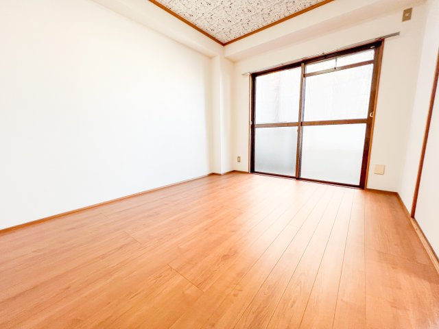 ミタカホーム８番の洋室