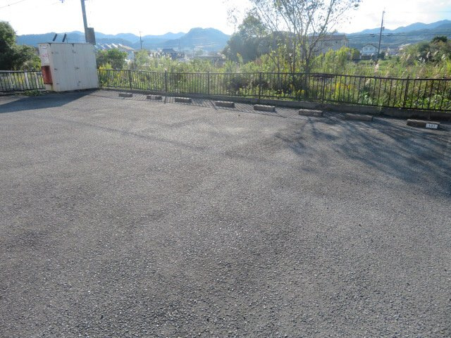 ジュネス香呂の駐車場