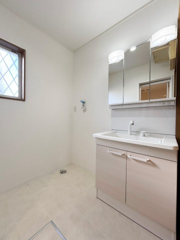 三郷市　早稲田6丁目　中古戸建の洗面所|忙しい朝には欠かせない洗面所です