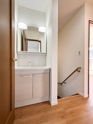 三郷市　早稲田6丁目　中古戸建の洗面所|コンパクトで使いやすい2階洗面所