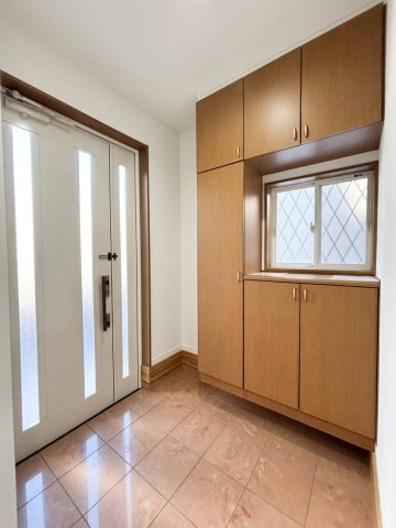 三郷市　早稲田6丁目　中古戸建の玄関|明るい玄関です