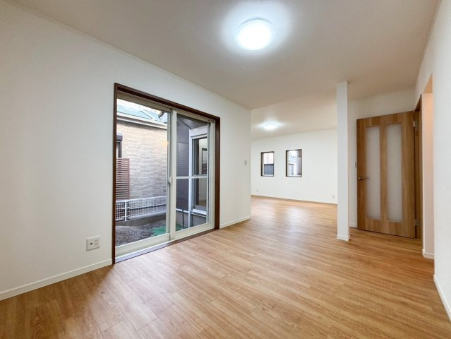 三郷市　早稲田6丁目　中古戸建の居間・リビング|ゆったりとしたリビングです