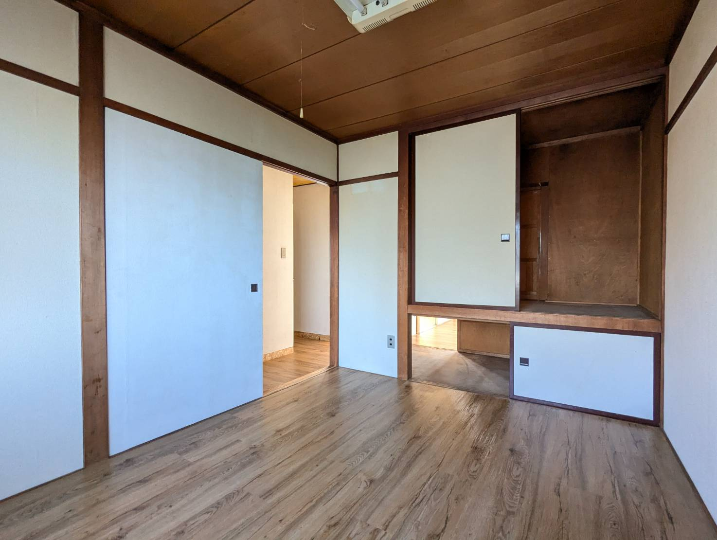 オーシャンビュー浦見の洋室