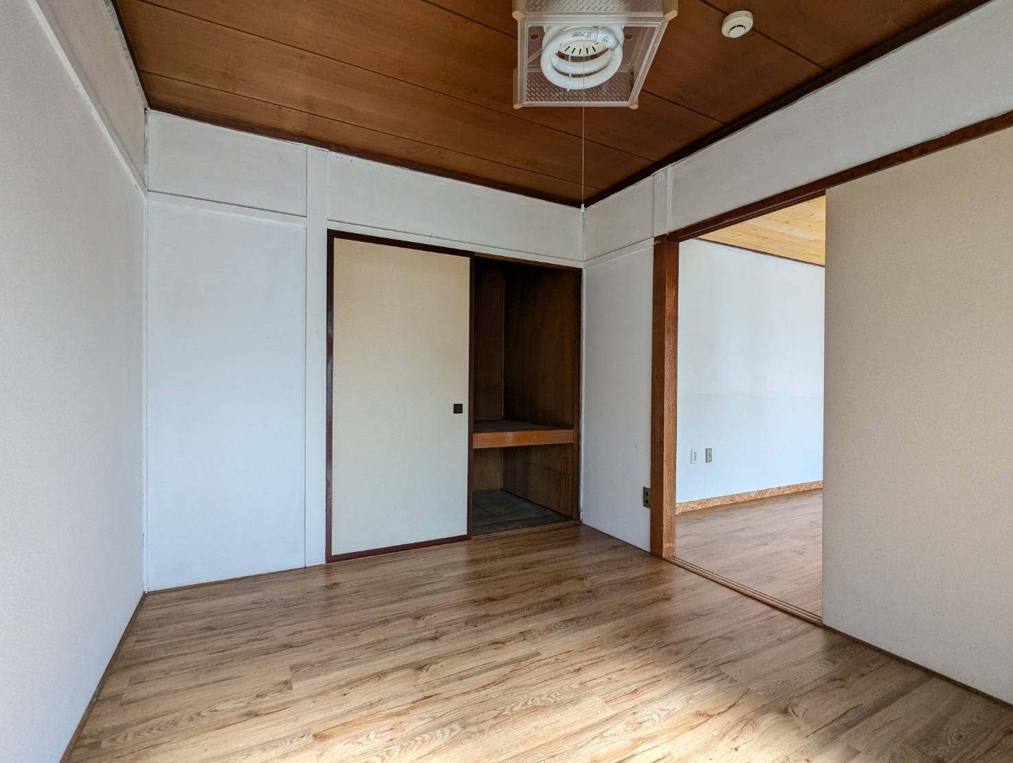 オーシャンビュー浦見の洋室