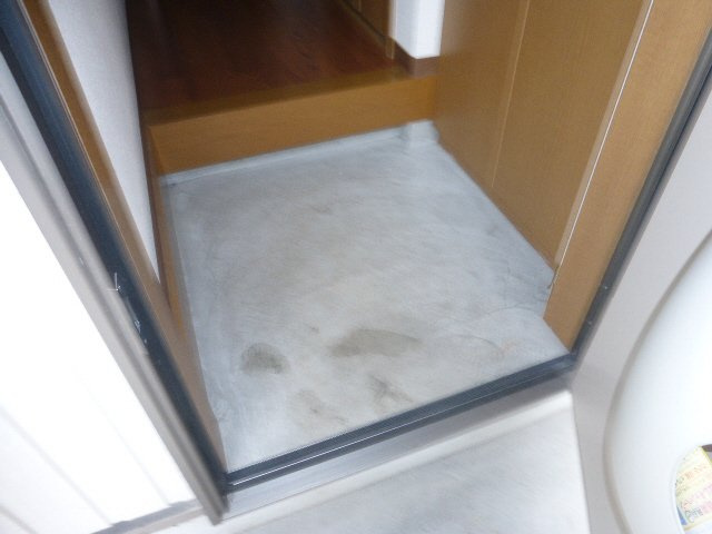 神和町壱番館の玄関