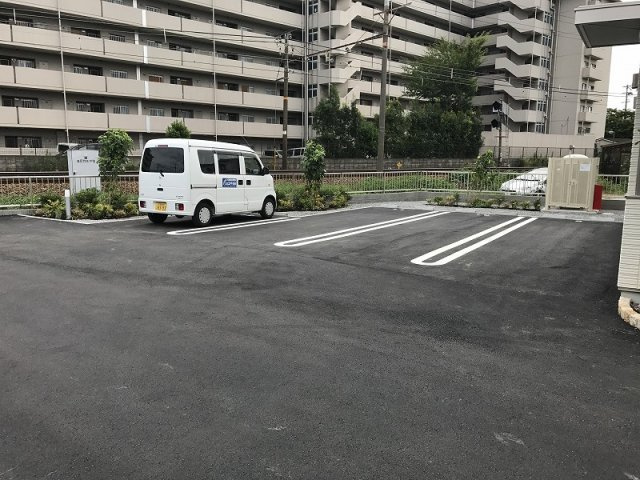 エクラシエ セットの駐車場