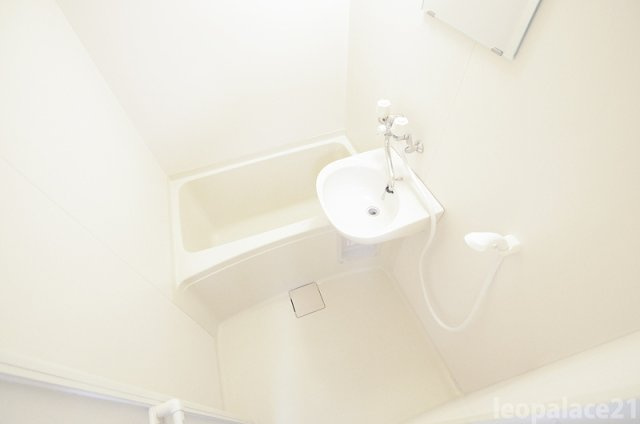 レオパレスFUJISAKIの浴室|画像5