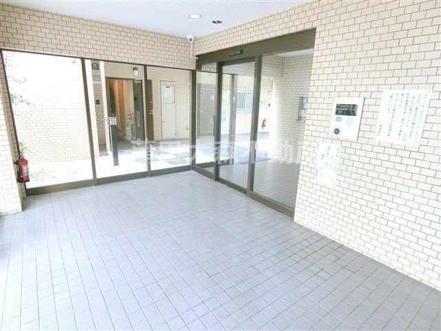グローリア初穂久が原のエントランス|防犯カメラオートロック付きエントランス　