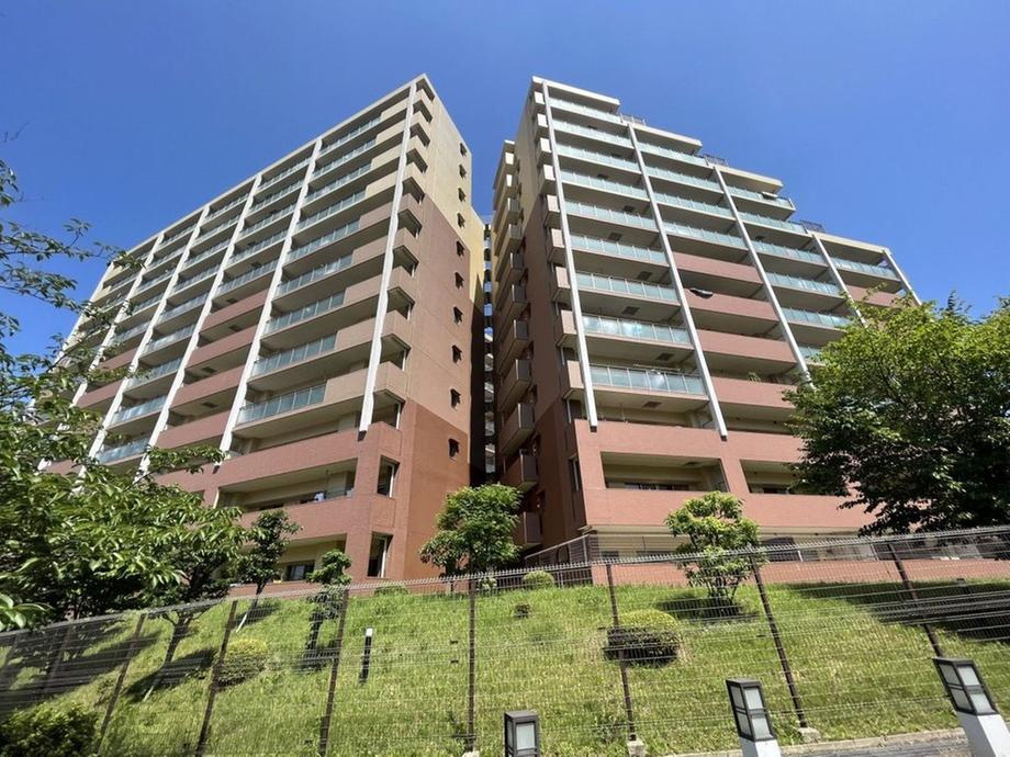 リーデンススクエア枚方くにみ坂の外観|新しい生活にいかがでしょうか？外観はお住まいの顔になります。こだわりたいポイントですね。水回りリフォームやリノベーションも承ってます。
■現地見学・資金計画相談・住宅ローン相談もお問合せ受付中■