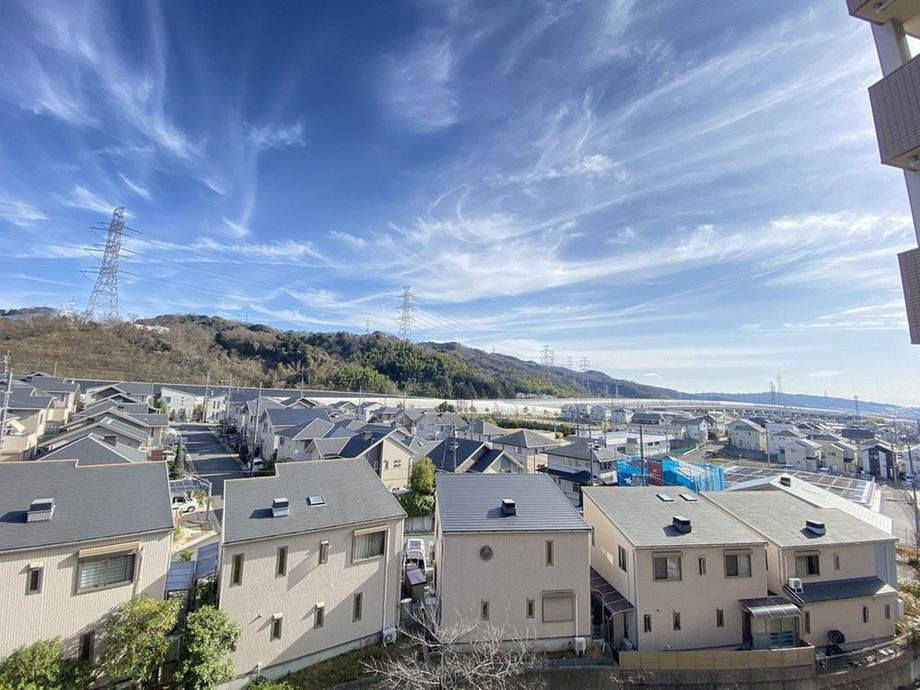 リーデンススクエア枚方くにみ坂の展望|バルコニー　5階のお部屋なので眺望良好です■物件内覧・資金計画相談・住宅ローン相談、リフォーム相談、お問合せ受付中■
※当日・翌日のご内覧、ご相談はお電話でのお問合せがスムーズです！