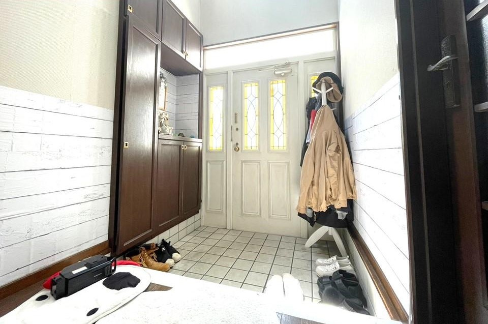 招提南町1丁目　中古一戸建ての玄関|玄関　吹き抜け■物件内覧・資金計画相談・住宅ローン相談、リフォーム相談、お問合せ受付中■
※当日・翌日のご内覧、ご相談はお電話でのお問合せがスムーズです！