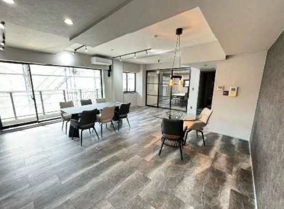 サーラ・プラティコの内装