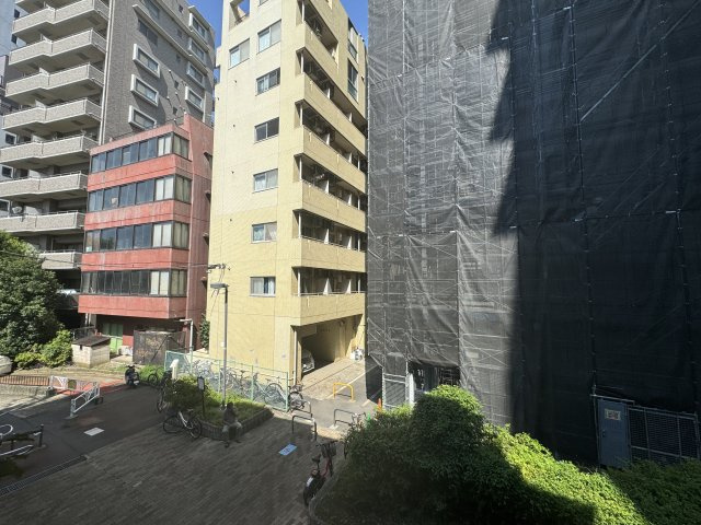 グランドステージ初台の展望|隣の建物との間にスペースがあるため、圧迫感は軽減されています