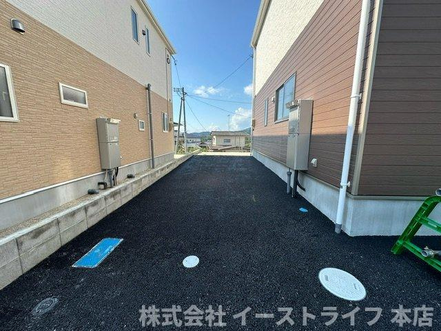 【新築戸建】内郷宮町第4※子育て支援最大80万円※の駐車場|2号棟写真　東側駐車場　2台縦列駐車可能（車種による）