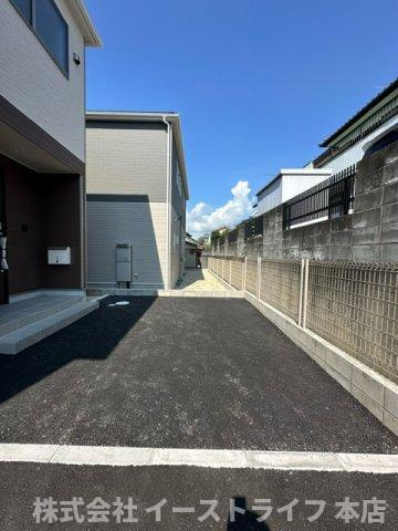 【新築戸建】内郷宮町第4※子育て支援最大80万円※の駐車場|2号棟写真　玄関前駐車場