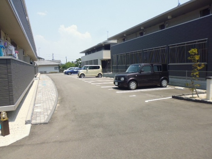 メゾン・リブハフトの駐車場|駐車スペースもあります☆