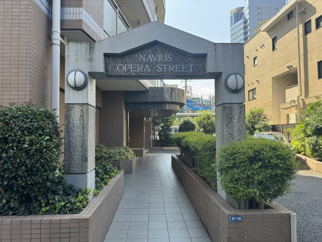ナビウスオペラ通りのエントランス|緑豊かなエントランスがお出迎え