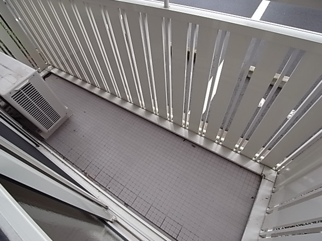 神戸市北区山田町下谷上字芝のアパートのバルコニー