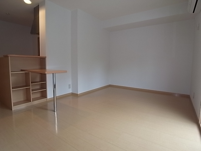 神戸市北区山田町下谷上字芝のアパートの居間・リビング