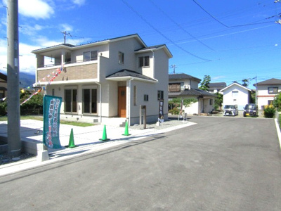 【前面道路含む現地写真】 | ブルーミングガーデン南アルプス市加賀美　1号棟 | 前面道路含む現地写真です
