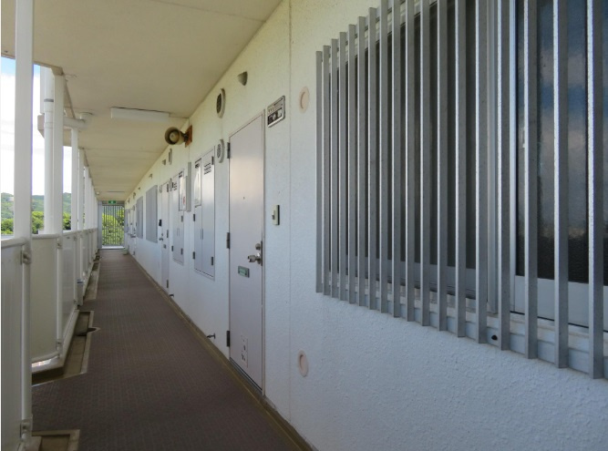 鴨部　鏡川コーポ 　Ａ棟の玄関