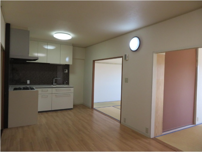 鴨部　鏡川コーポ 　Ａ棟の居間・リビング|ＬＤＫ　11.0帖