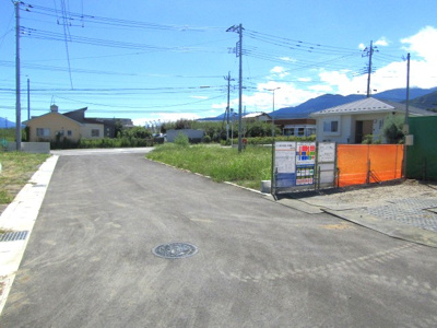 【前面道路含む現地写真】 | ブルーミングガーデン南アルプス市山寺3期　1号棟 | 前面道路含む現地写真です