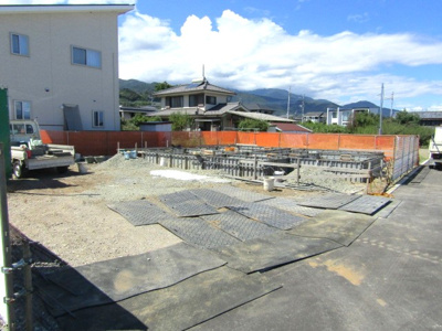 【駐車場】 | ブルーミングガーデン南アルプス市山寺3期　1号棟 | 車をお持ちの方に嬉しい駐車場付きの物件です