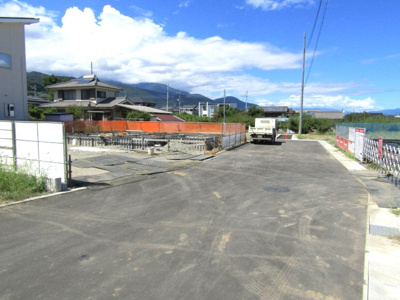 【前面道路含む現地写真】 | ブルーミングガーデン南アルプス市山寺3期　1号棟 | 前面道路含む現地写真です