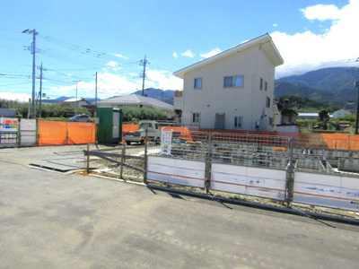 【前面道路含む現地写真】 | ブルーミングガーデン南アルプス市山寺3期　1号棟 | 前面道路含む現地写真です