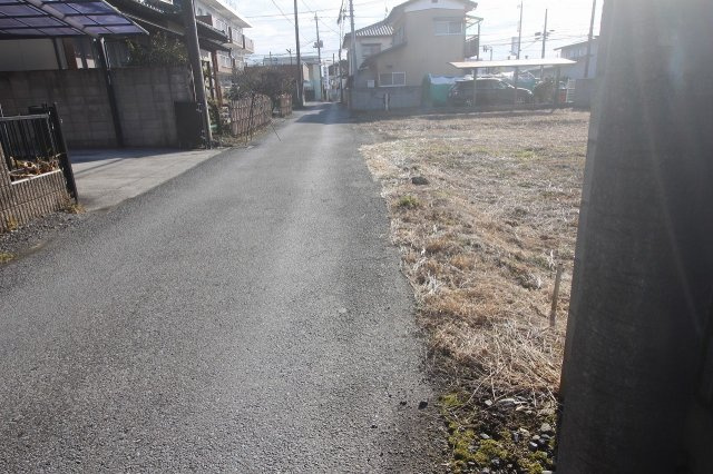 小山市大行寺の前面道路含む現地写真|北側私道を西から