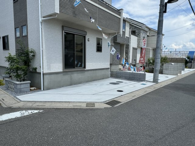 八潮市古新田新築戸建【中川小学校：8分】の駐車場|4号棟駐車スペース・２台駐車可（北側にもう１台分スペースあり）
