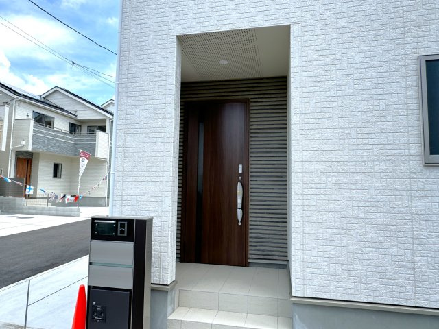 八潮市古新田新築戸建【中川小学校：8分】のエントランス|エントランス・玄関ポーチ