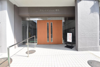 【エントランス】 | お客様を、そして住人を出迎えてくれるマンションのエントランス。ゴミが落ちていないことからも、管理状態の良さや住民の節度の高さが見て取れます。～即日のご見学可能～　お問合せはお気軽にどうぞ。
