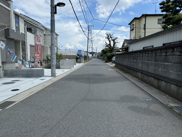 八潮市古新田新築戸建【中川小学校：8分】の前面道路含む現地写真|南側前面道路・幅員約6ｍ
