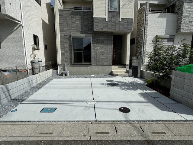 八潮市古新田新築戸建【中川小学校：8分】の駐車場|5号棟駐車スペース・並列２台駐車可