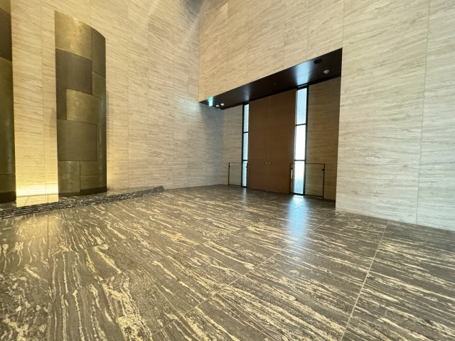 白金ザ・スカイのエントランス|吹き抜けの迫力あるエントランスホール