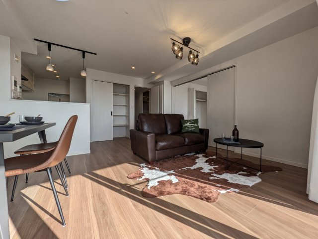 【居間・リビング】 | ☆ホームステージングしています。家具は撮影用です。

