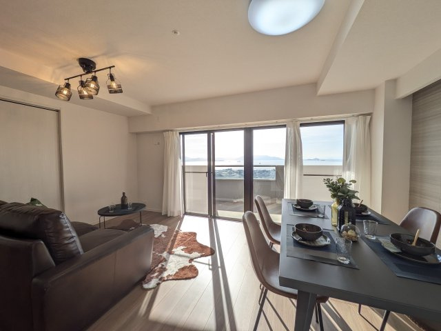 【居間・リビング】 | ☆ホームステージングしています。家具は撮影用です。

