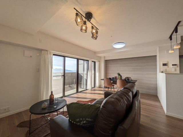 【居間・リビング】 | ☆ホームステージングしています。家具は撮影用です。

