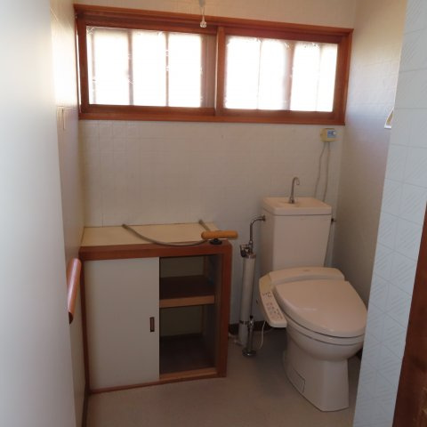 北見市留辺蘂町元町７４番地１０　中古売家のトイレ|窓・収納あり