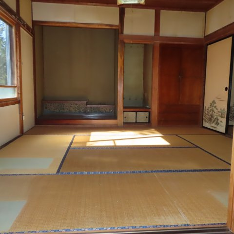 北見市留辺蘂町元町７４番地１０　中古売家の和室|１階８帖和室、床の間・仏間・収納