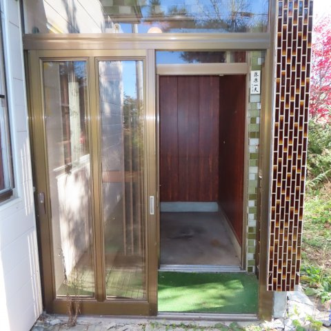 北見市留辺蘂町元町７４番地１０　中古売家の玄関|風除付き