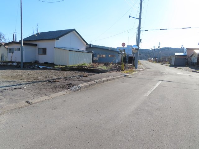 北見市留辺蘂町元町７４番地１０　中古売家の前面道路含む現地写真