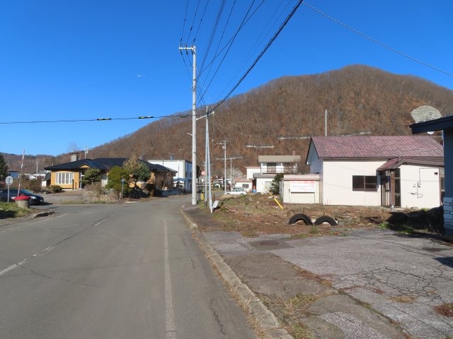 北見市留辺蘂町元町７４番地１０　中古売家の前面道路含む現地写真